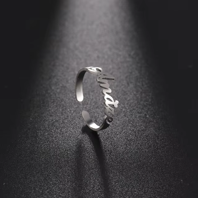Anello personalizzato con 1 a 4 nomi incisi 